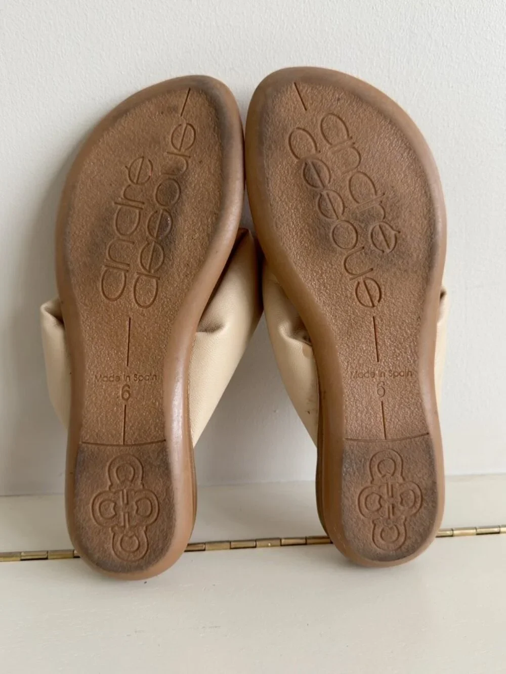 Andre Assous Featherweights Cream Leather Knot Thong Sandals Size 6
